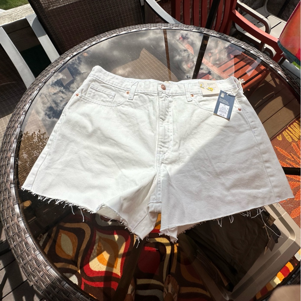 UNIVERSAL THREAD NWT BOYFRIEND SHORTS-white